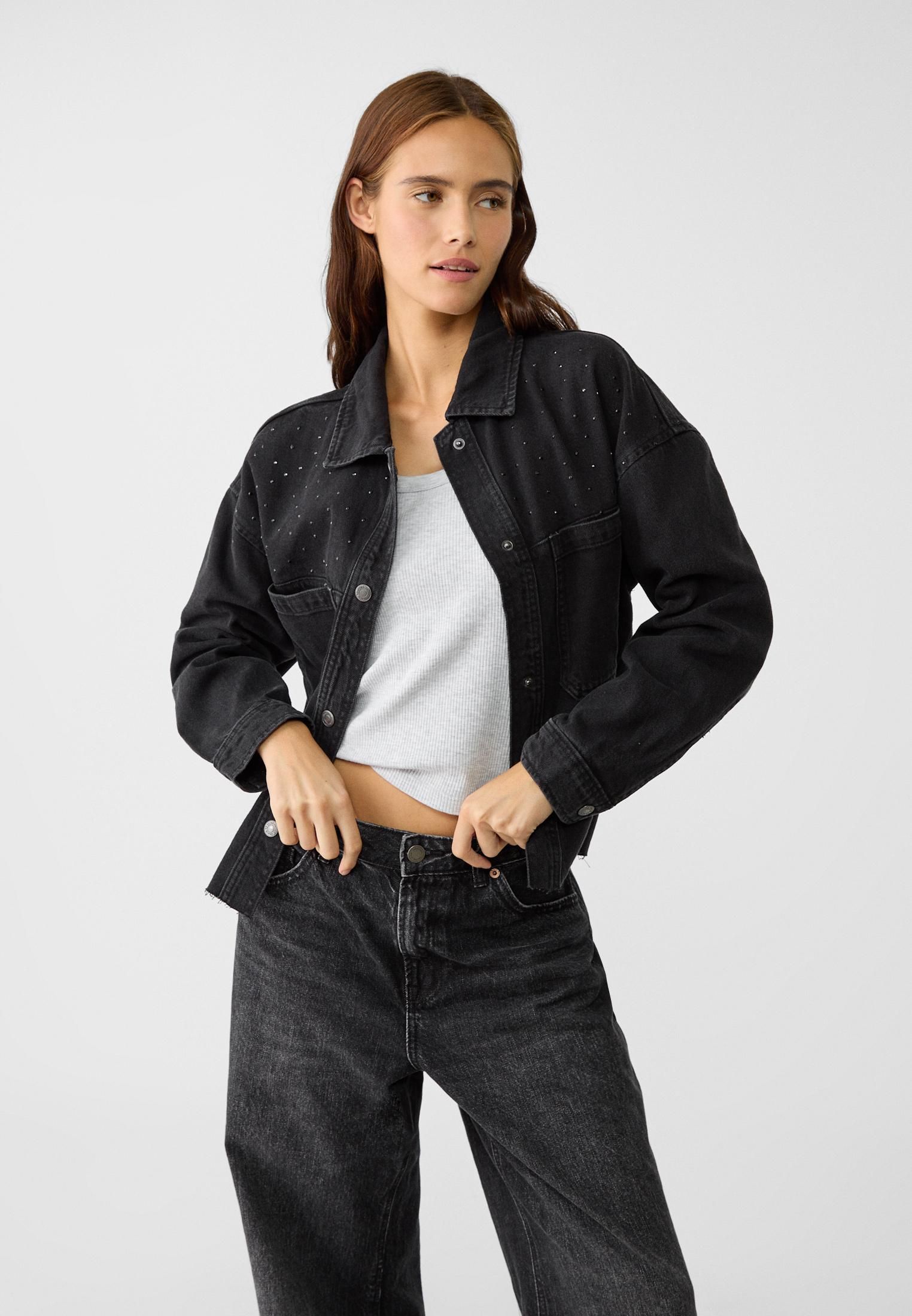 conjuntos de camisa y pantalón vaquero de Zara, Stradivarius o