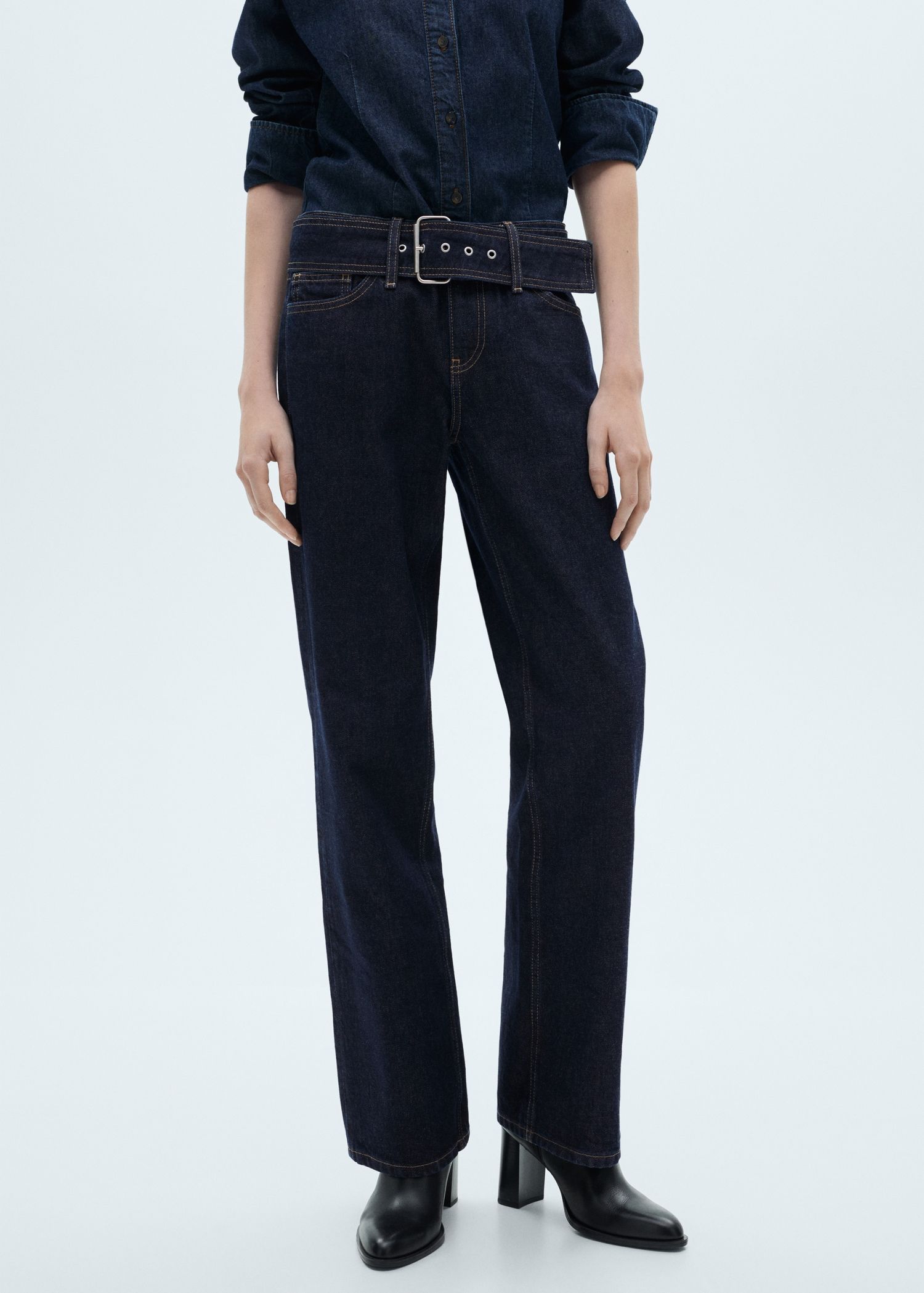 conjuntos de camisa y pantalón vaquero de Zara, Stradivarius o