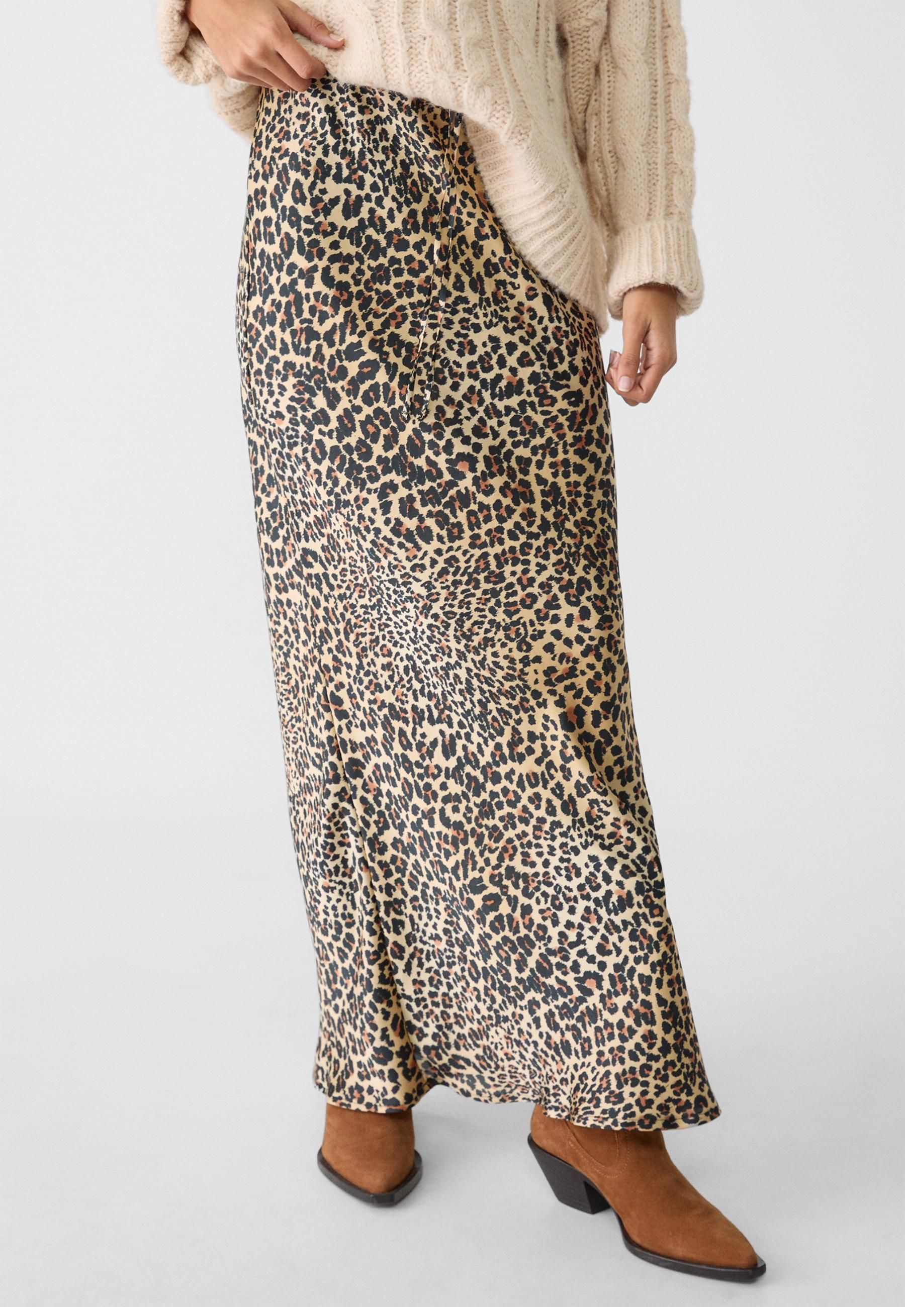 faldas satinadas de Zara, Stradivarius o Mango que están