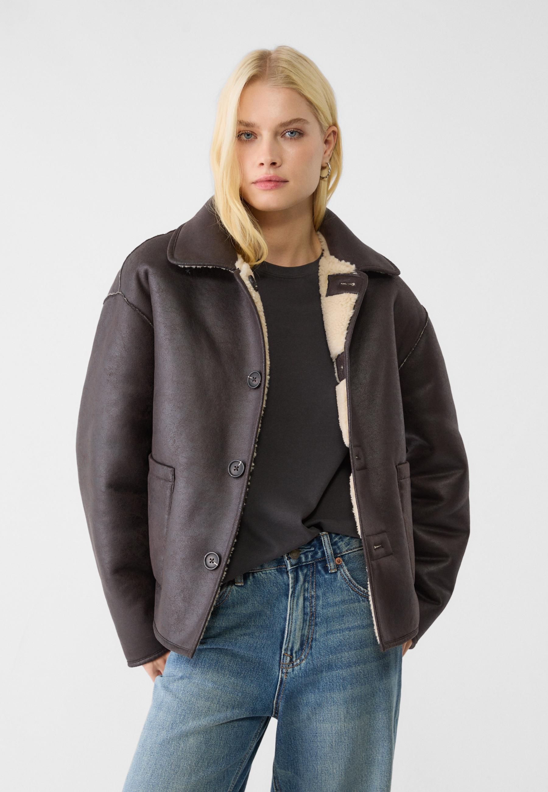 Zapatillas Blancas Pantalon Verde Con Camisa Blanca Pantalón Verde