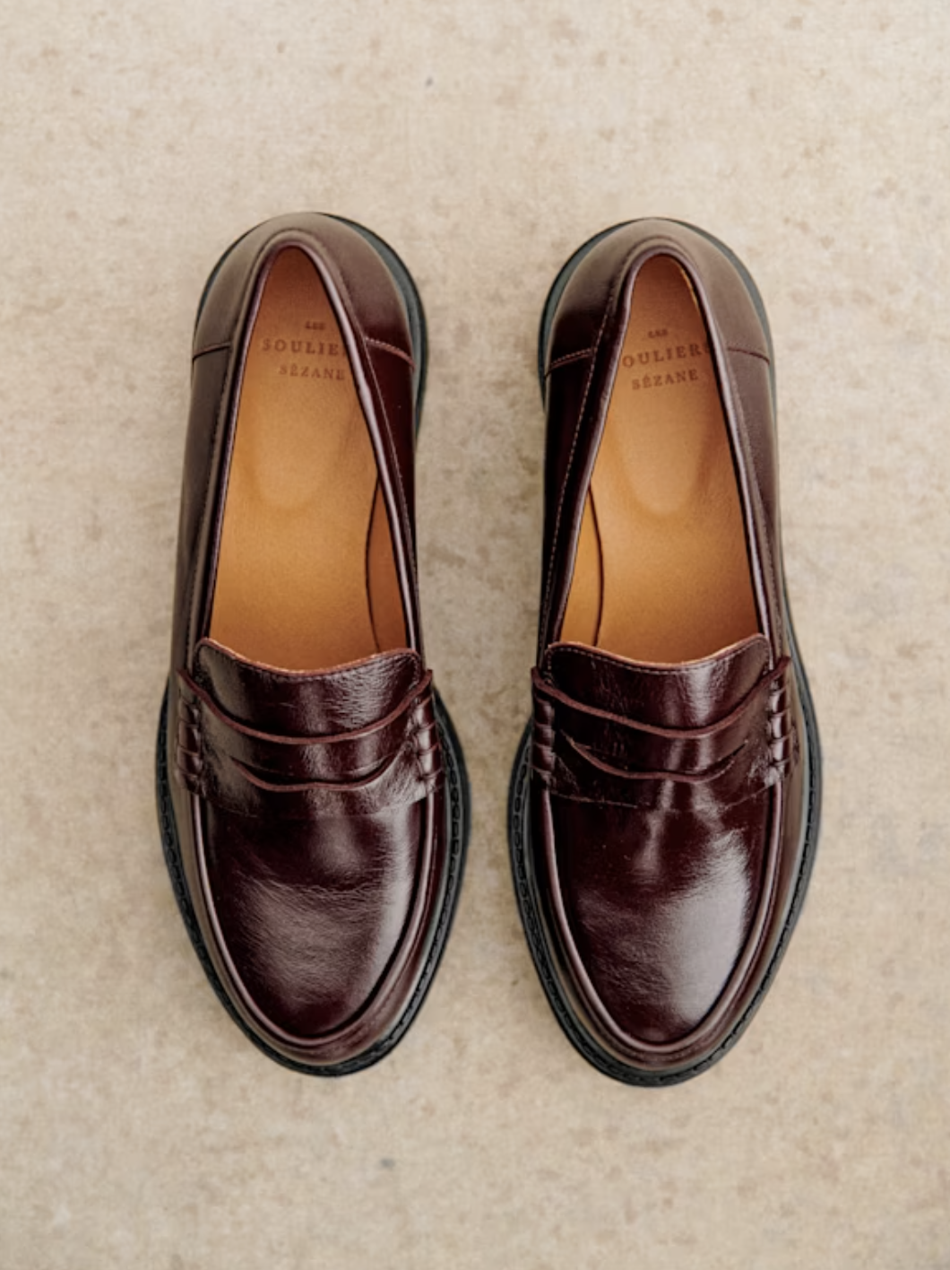 Platte schoenen onder een jurk? Zó dragen modemensen het