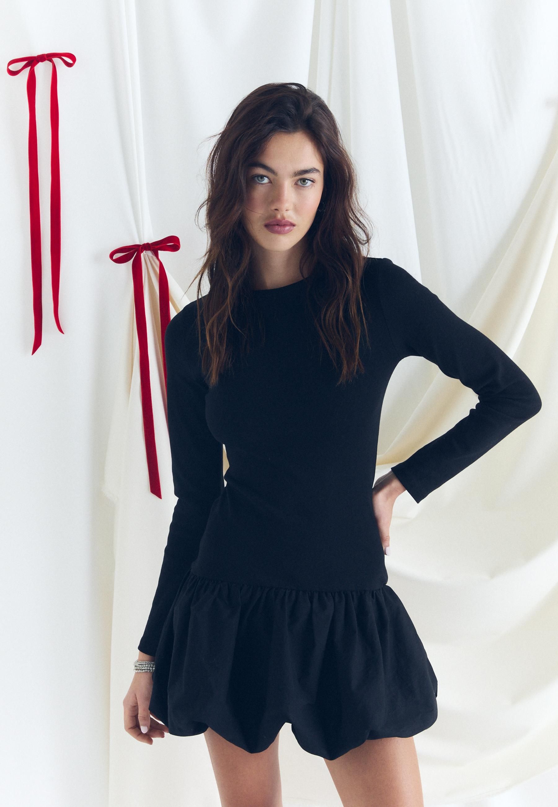 Stradivarius impresiona con este vestido negro que se va a agotar