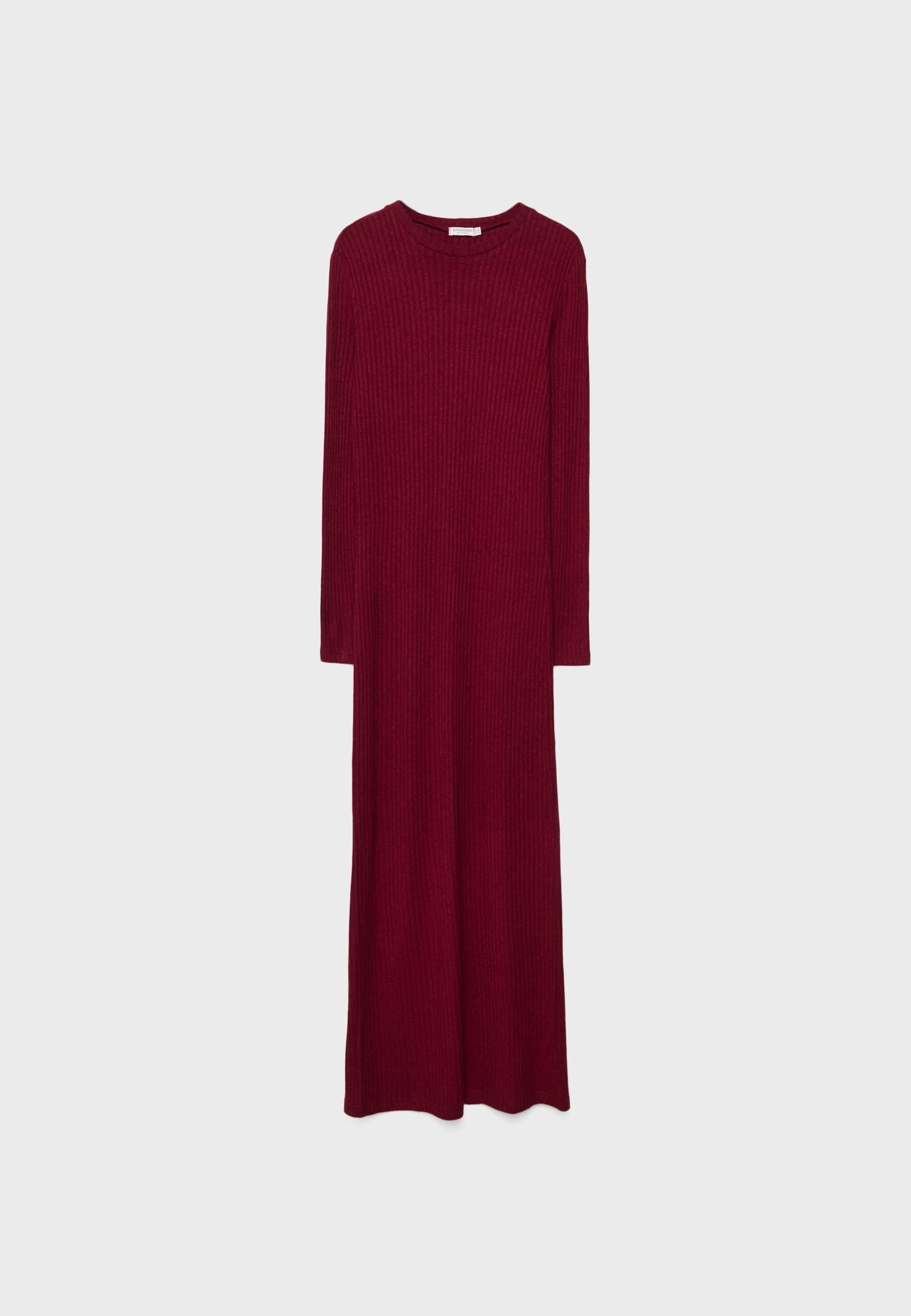 Stradivarius tiene el vestido largo de punto más favorecedor de las