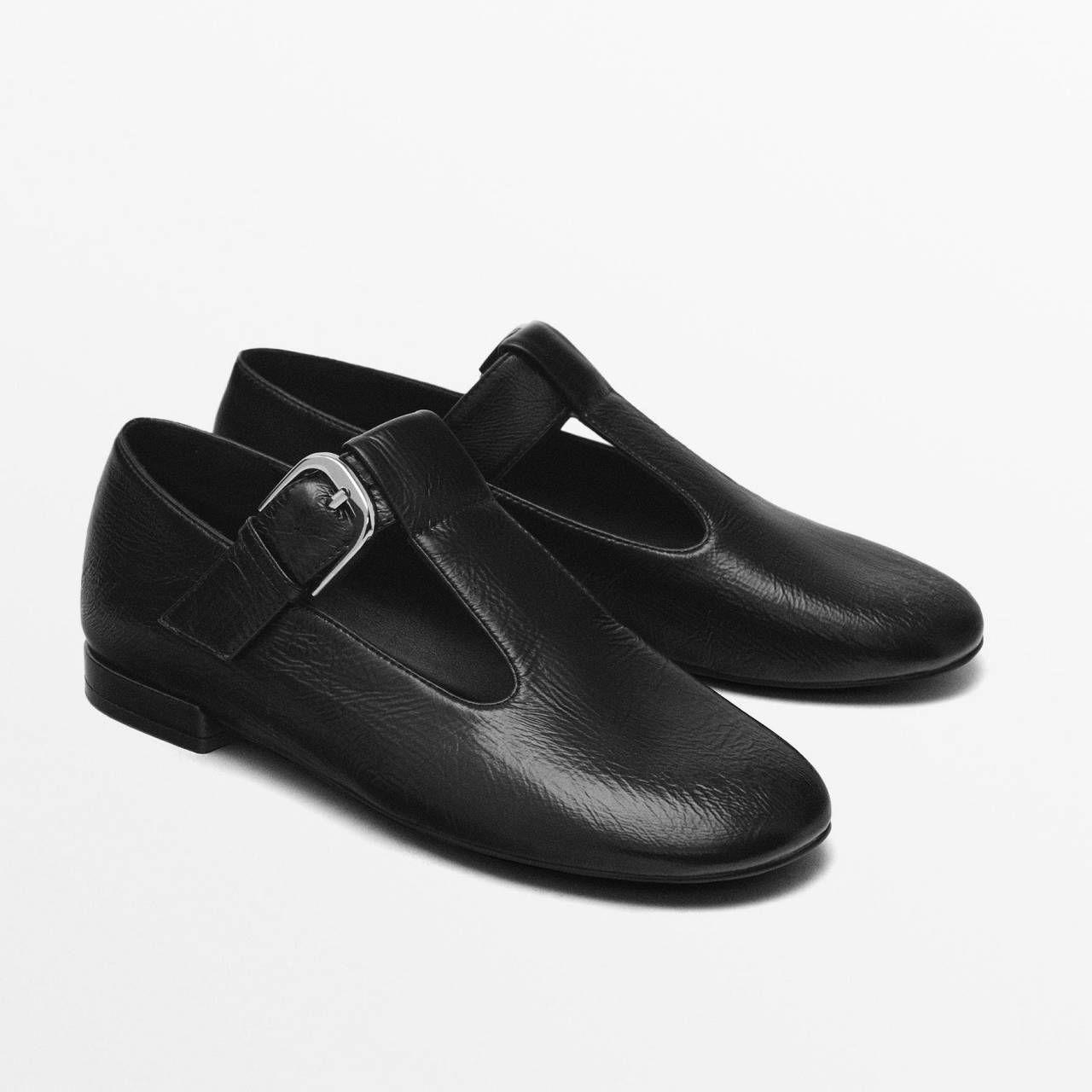 Los 10 zapatos planos negros que marcan la tendencia de moda este 2025