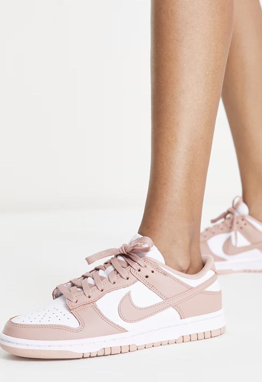 zapatillas tendencia muy rebajadas que sientan bien con vestidos