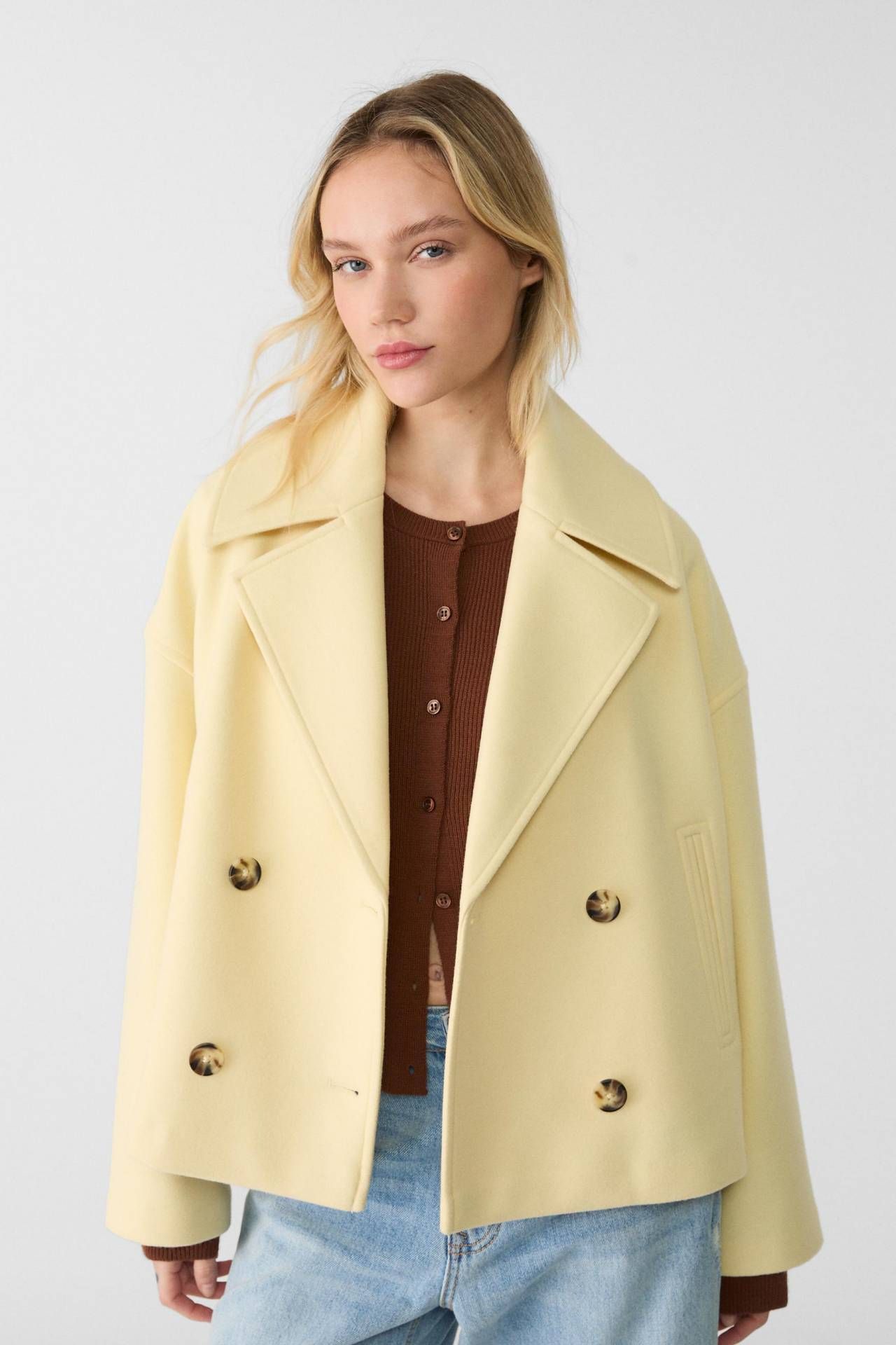 Cómo vestir de amarillo mantequilla: el color elegante de moda