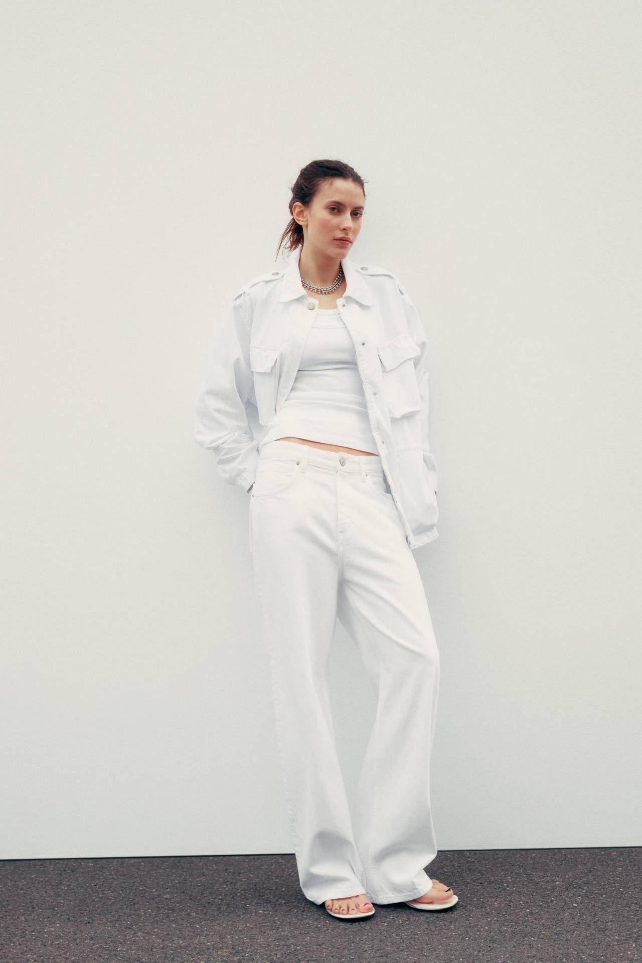 25 looks con pantalones vaqueros blancos cómodos y favorecedores