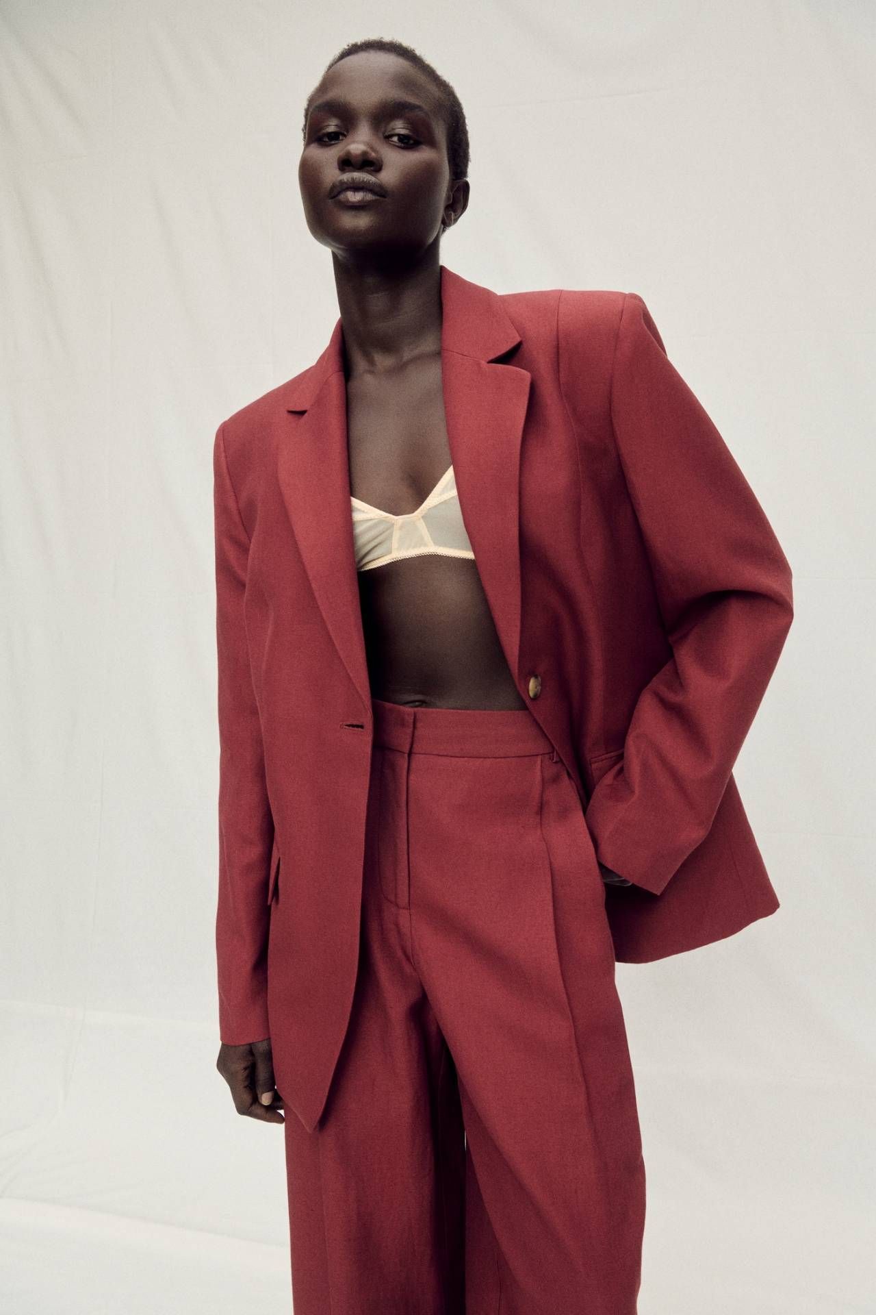 Cómo vestir el blazer oversize que es tendencia absoluta en 2025