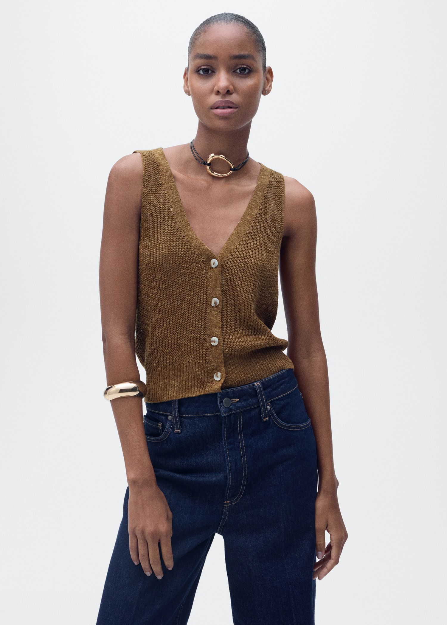 Adiós, blusas boho: 10 chalecos de Zara, Mango o Stradivarius que