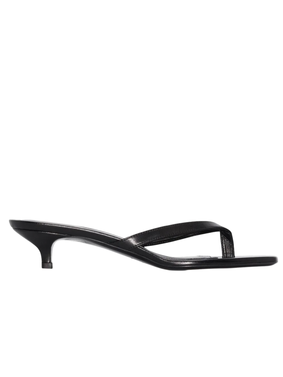 Tendenza primavera 2025: i sandali infradito