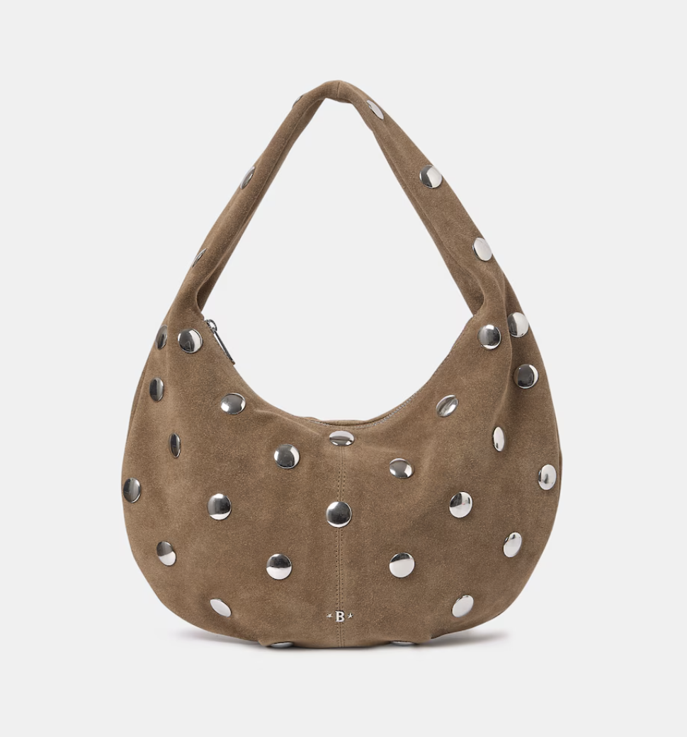 Los bolsos de ante con tachuelas para unirse a la moda que ya