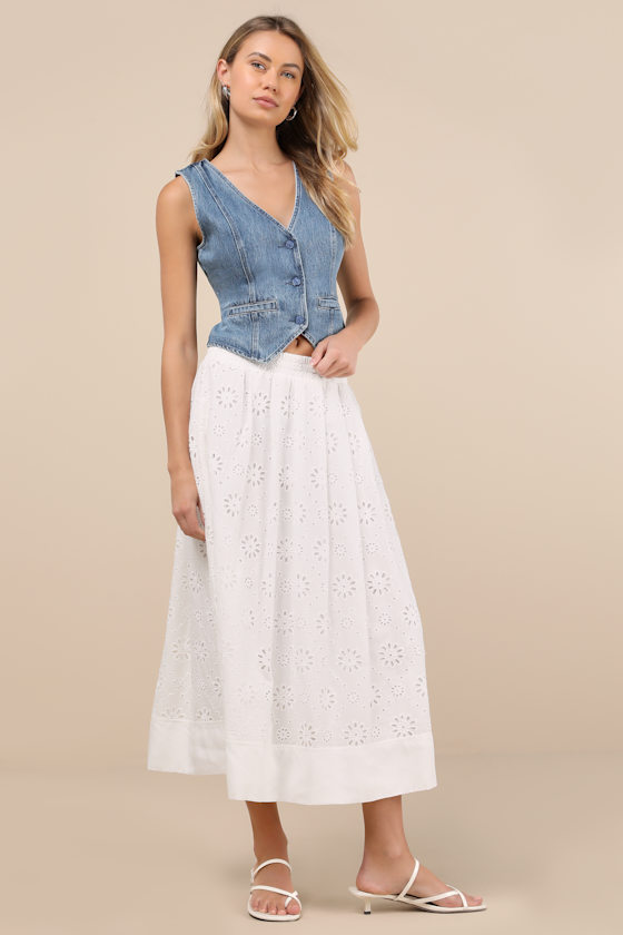 15 Best Mother's Day Outfits for Women 2025