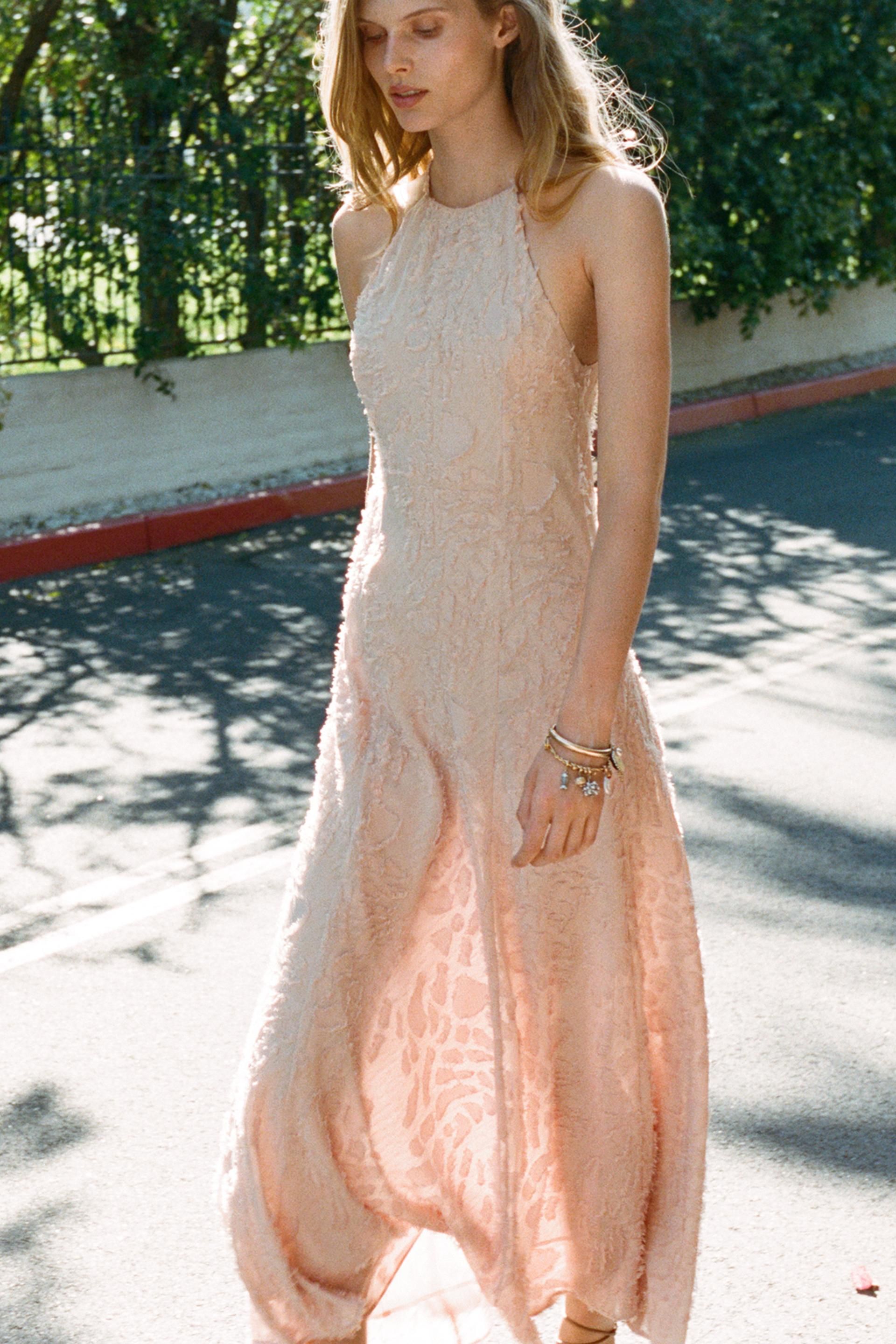 Colas en Zara y Stradivarius por los vestidos más ideales para un