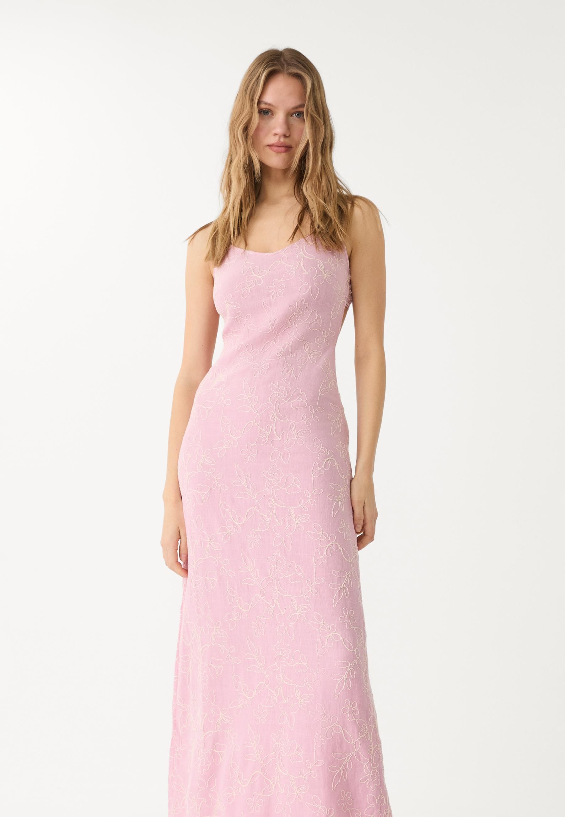 Colas en Zara y Stradivarius por los vestidos más ideales para un