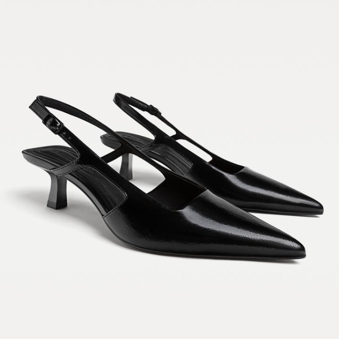 La reina Letizia apuesta por los zapatos negros de tacón cómodo