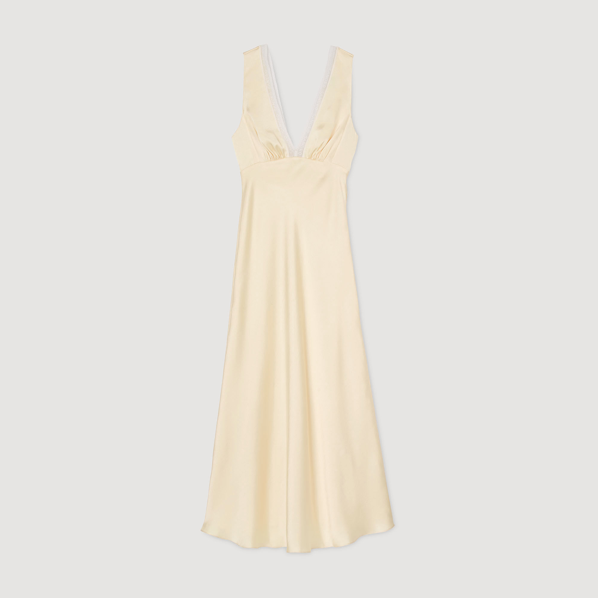 El vestido lencero resurge enl verano 2025: así se combina y estos