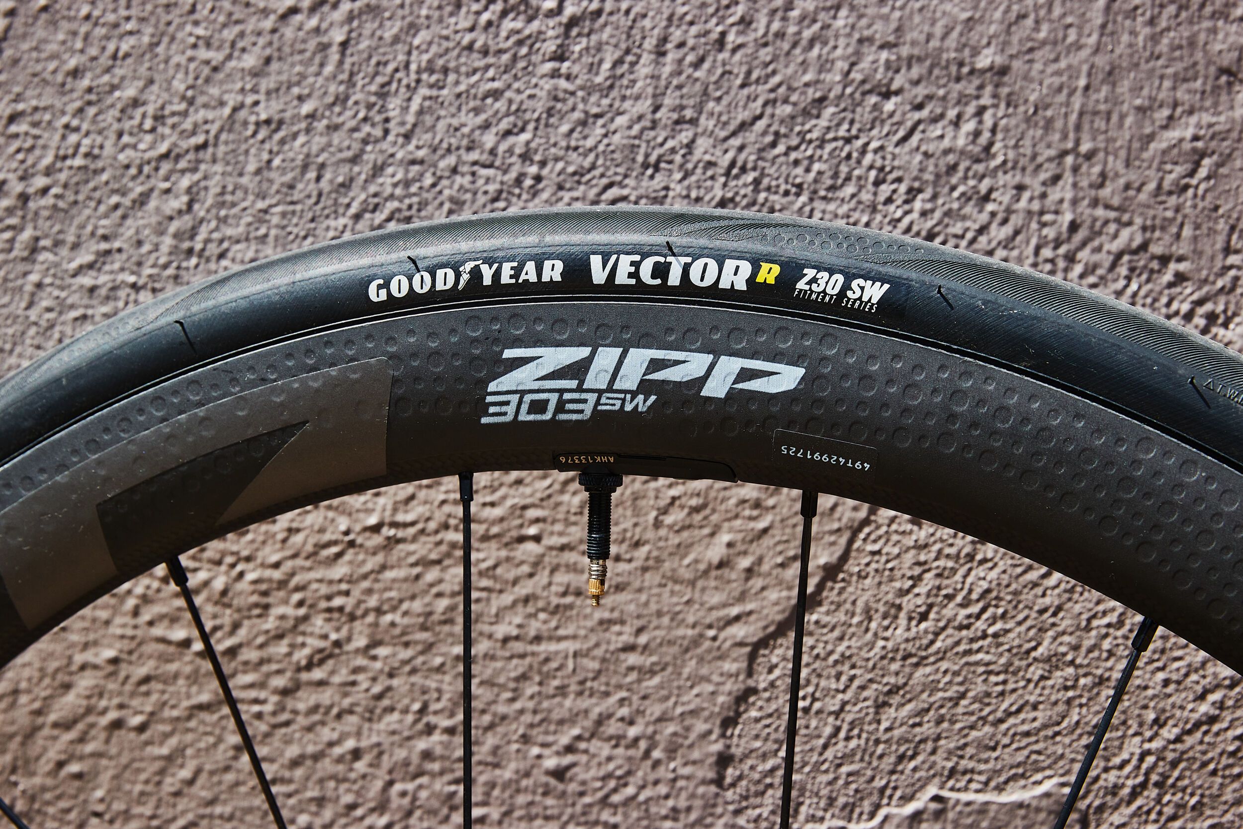 Zipp's 303 SW and 353 NSW Wheelsets Add AXS Tire Pressure Sensors