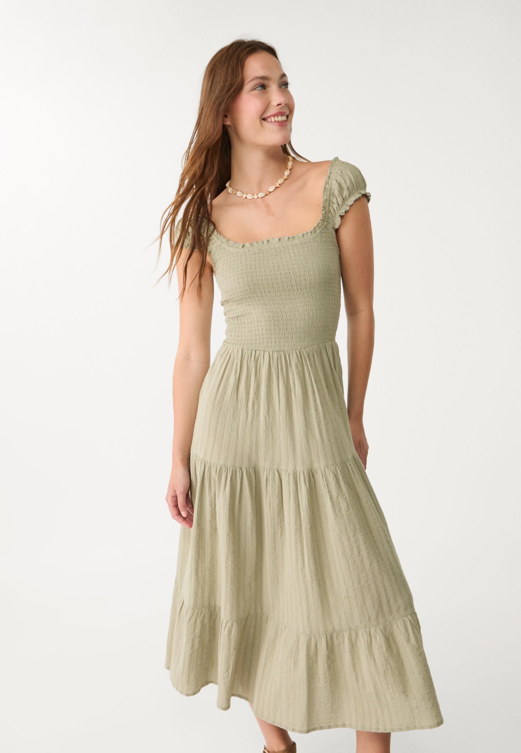 Stradivarius rebaja casi a mitad de precio el vestido preferido de