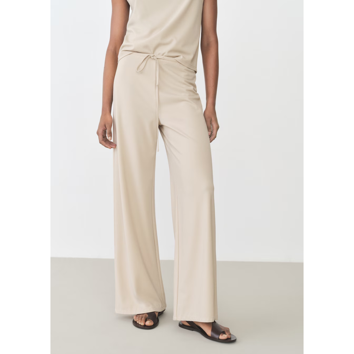 Pantaloni fluidi, l'imperdibile modello Mango Marie Claire