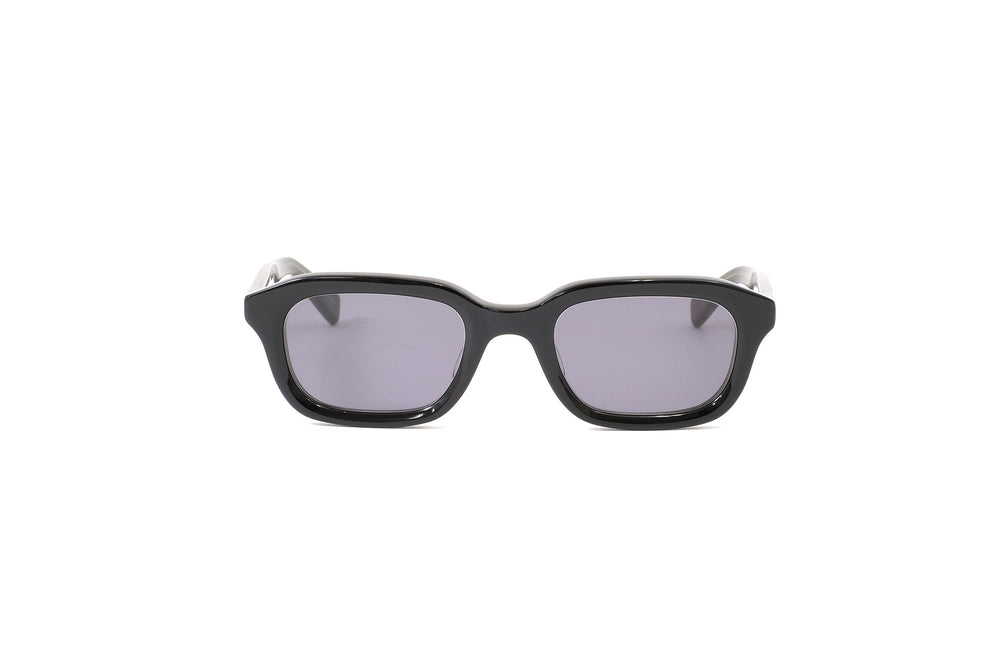 2025年は「90年代風」サングラスがトレンドに！ 黒サングラスのコーデ