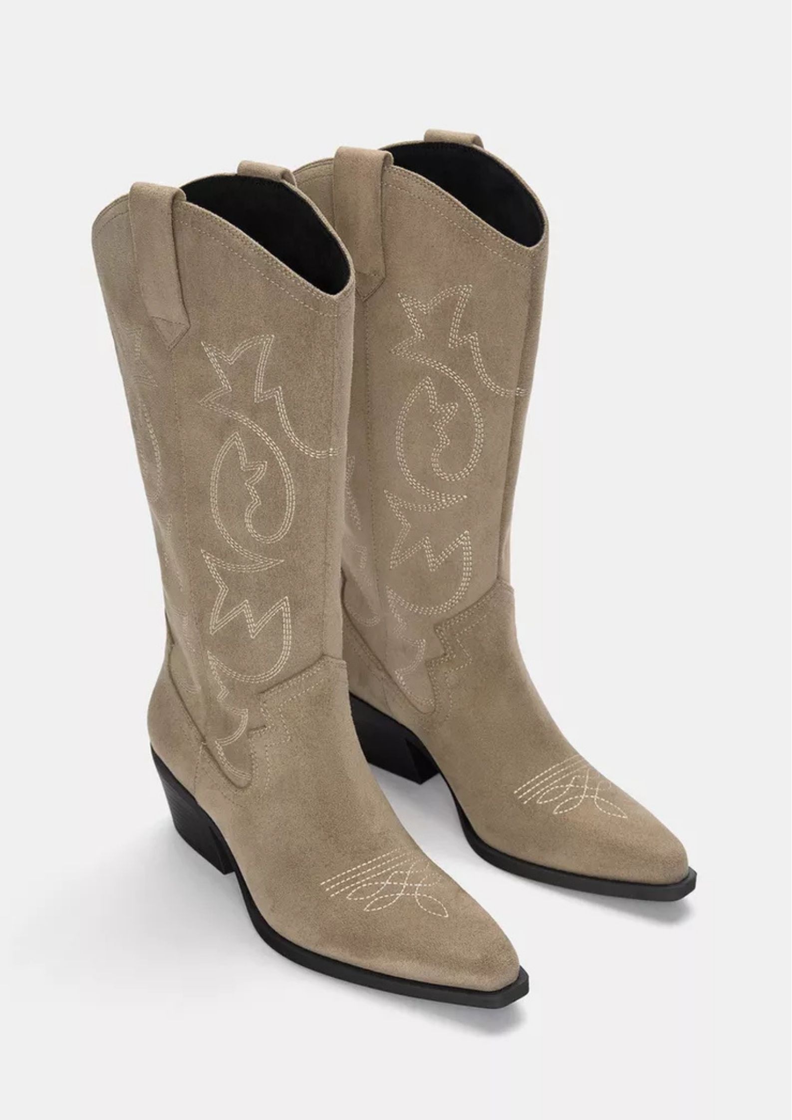 Colas en Sfera por la falda larga que las mujeres bohemias van a