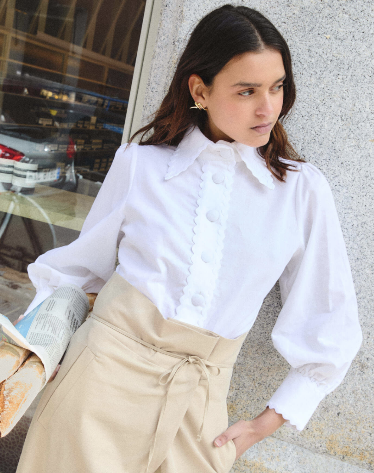 Cómo llevan las expertas en moda las camisas blancas y las