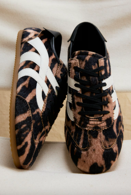 H&M lanza unas zapatillas ligeras de estilo retro por 34 euros que