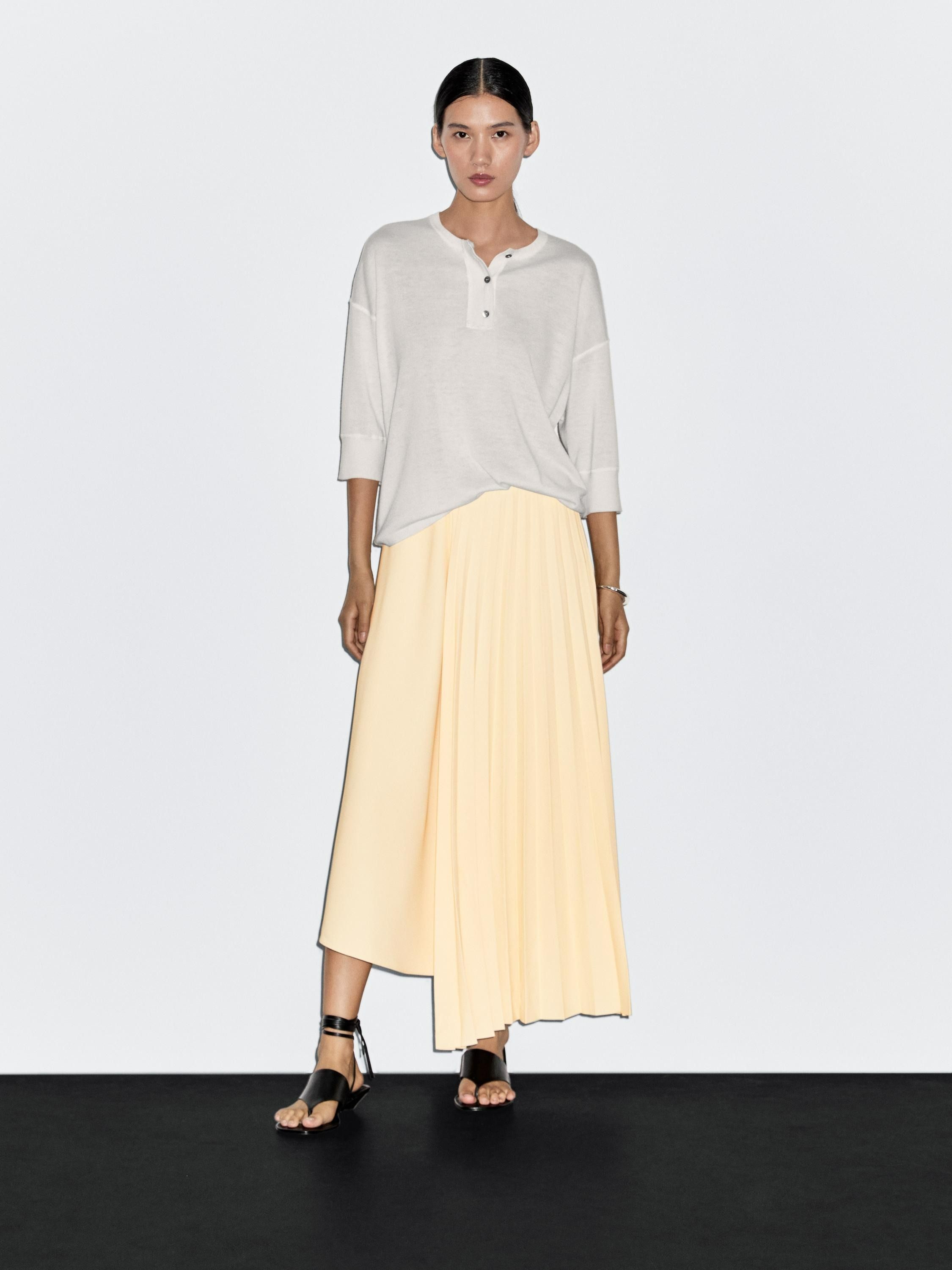 La falda plisada vuelve a llevarse este otoño y estos son los