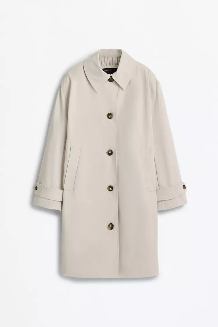 Lefties arrasa con esta gabardina de 35 euros súper elegante que
