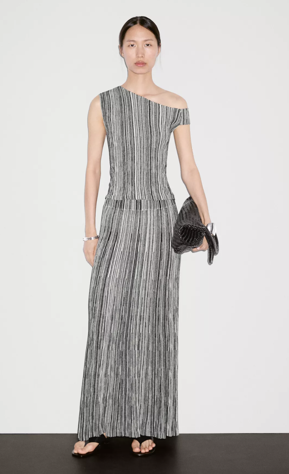 Esta es la falda de punto con efecto tipazo perfecta de Mango - Main Image